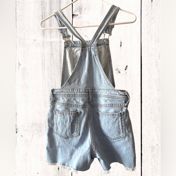 Cat and Jack girls Size L (10-12) Shorts Overalls.  Light wash Frayed Shorts - Picture 2 of 8
